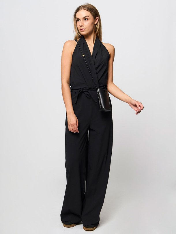 Ontdek de Elena heavy travel jersey halter jumpsuit van Studio Anneloes in de kleur zwart bij Orangebag. Op werkdagen voor 21:45 besteld, morgen in huis.