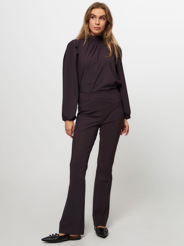 Ontdek de Lio bonded travel jersey flared broek van Studio Anneloes in de kleur aubergine bij Orangebag. Op werkdagen voor 21:45 besteld, morgen in huis.