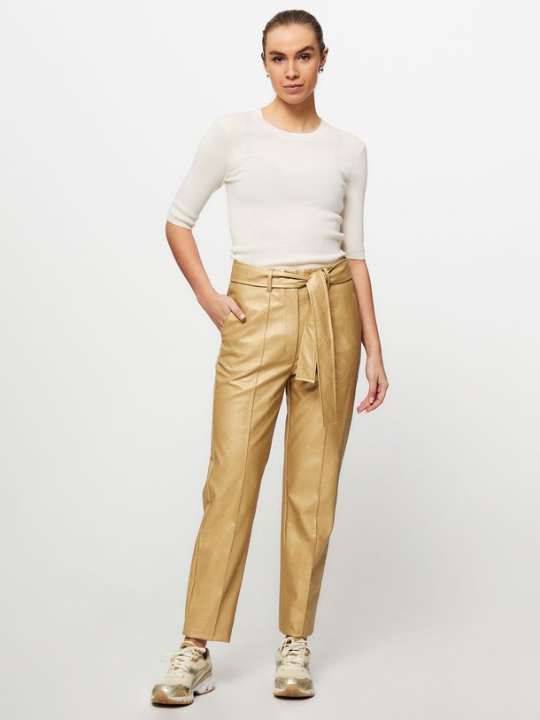Ontdek de Mita leatherlook metallic paperbag broek van Studio Anneloes in de kleur goudkleur bij Orangebag. Op werkdagen voor 21:45 besteld, morgen in huis.