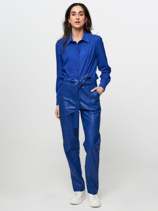 Ontdek de Mita leatherlook paperbag broek van Studio Anneloes in de kleur kobalt bij Orangebag. Op werkdagen voor 21:45 besteld, morgen in huis.