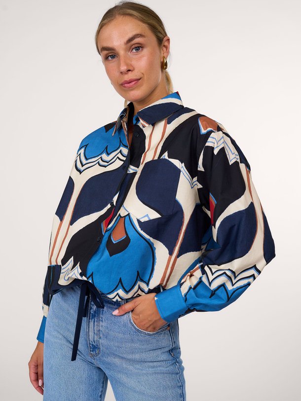 Ontdek de Dio katoenen poplin blouse met print van Studio Anneloes in de kleur blauw bij Orangebag. Op werkdagen voor 21:45 besteld, morgen in huis.