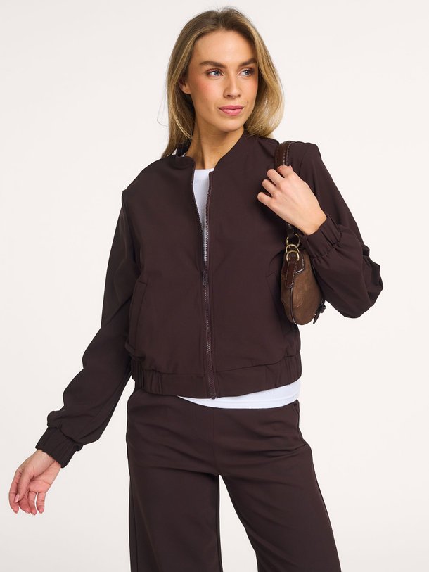 Ontdek de Benja, heavy travel jersey bomberjack van Studio Anneloes bij Orangebag. Op werkdagen voor 21:45 besteld, morgen in huis.