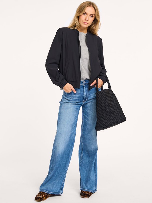 Ontdek de Benja heavy travel jersey bomberjack van Studio Anneloes in de kleur zwart bij Orangebag. Op werkdagen voor 21:45 besteld, morgen in huis.