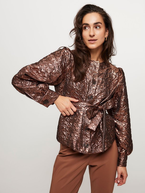 Ontdek de Pam geweven metallic jasje van Studio Anneloes in de kleur brons bij Orangebag. Op werkdagen voor 21:45 besteld, morgen in huis.