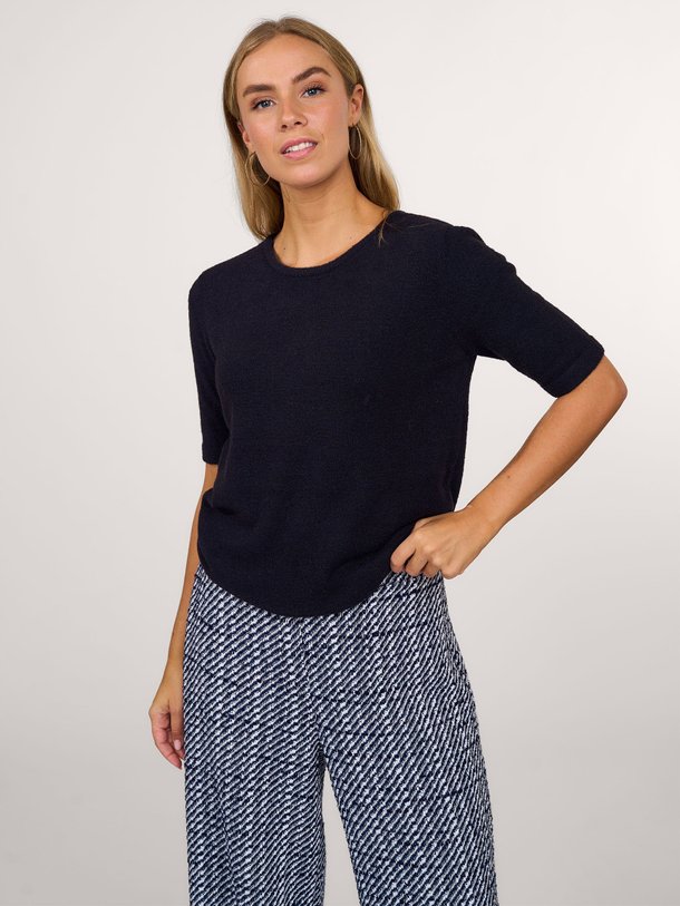 Ontdek de Felica gebreide super soft top van Studio Anneloes in de kleur donkerblauw bij Orangebag. Op werkdagen voor 21:45 besteld, morgen in huis.