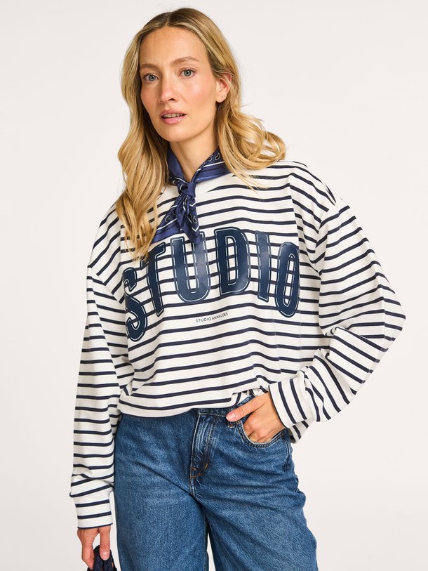 Ontdek de Puck organic cottonmix gestreepte sweater van Studio Anneloes in de kleur donkerblauw bij Orangebag. Op werkdagen voor 21:45 besteld, morgen in huis.