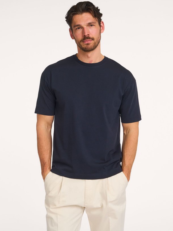 Ontdek de Kayro katoenen T-shirt van Drykorn in de kleur Donkerblauw bij Orangebag. Op werkdagen voor 21:45 besteld, morgen in huis.