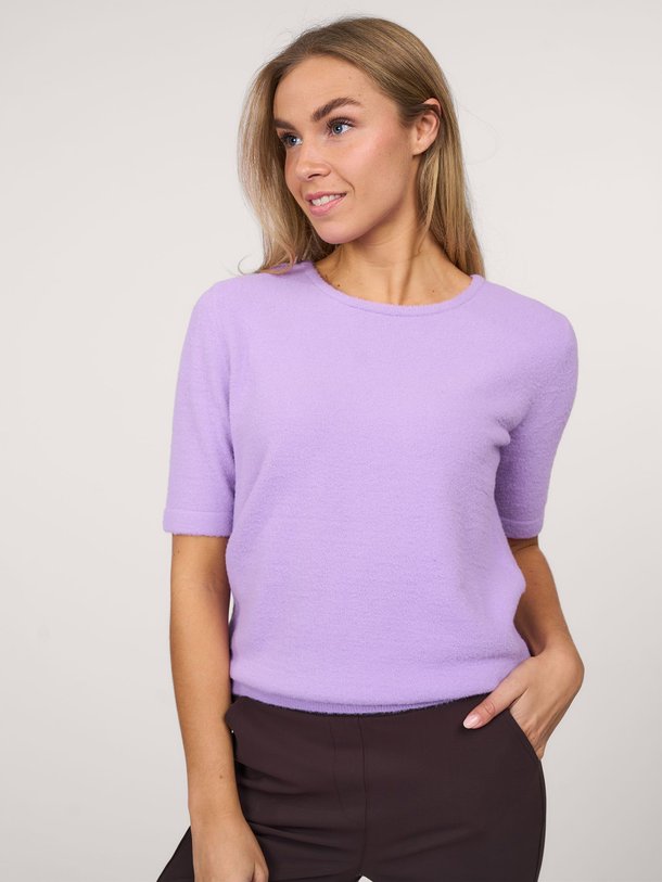 Ontdek de Felicia gebreide trui van Studio Anneloes in de kleur lila bij Orangebag. Op werkdagen voor 21:45 besteld, morgen in huis.