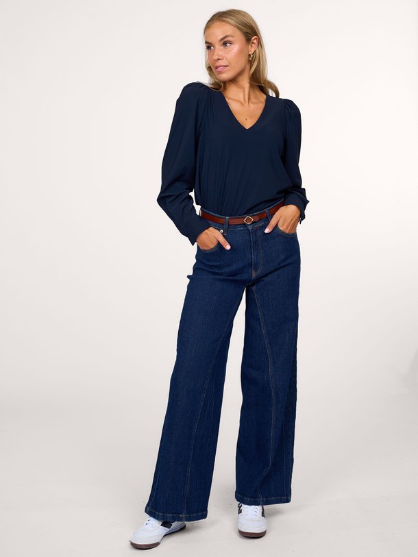 Ontdek de Les medium travel top van Studio Anneloes in de kleur donkerblauw bij Orangebag. Op werkdagen voor 21:45 besteld, morgen in huis.