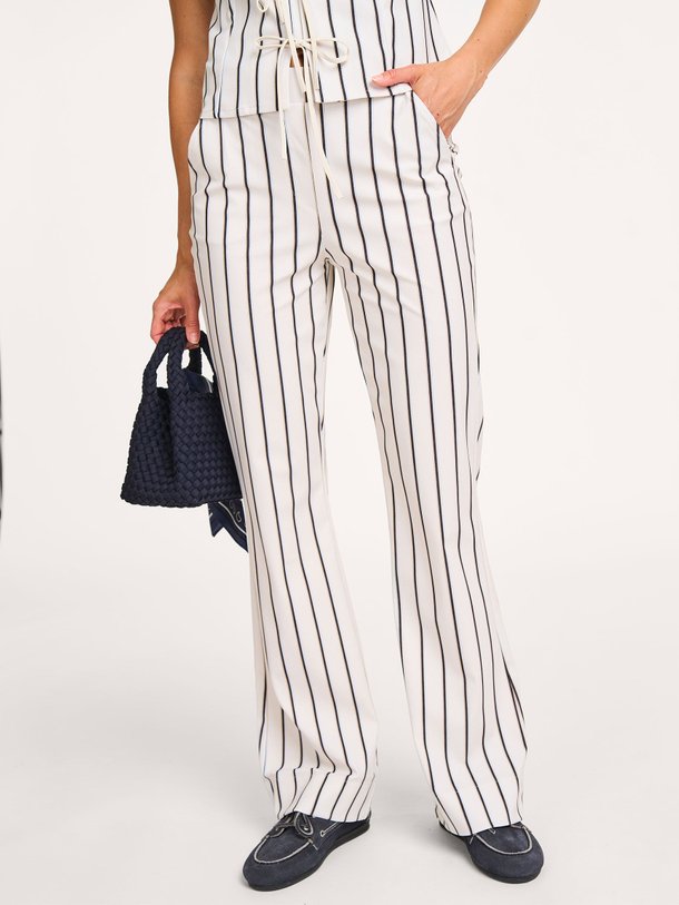 Ontdek de Flair heavy travel jersey flared broek van Studio Anneloes in de kleur off-white bij Orangebag. Op werkdagen voor 21:45 besteld, morgen in huis.