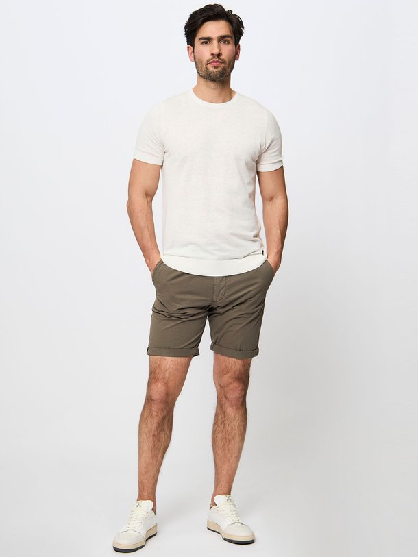 Ontdek de Kend katoenmix chino short van Drykorn in de kleur donkergroen bij Orangebag. Op werkdagen voor 21:45 besteld, morgen in huis.