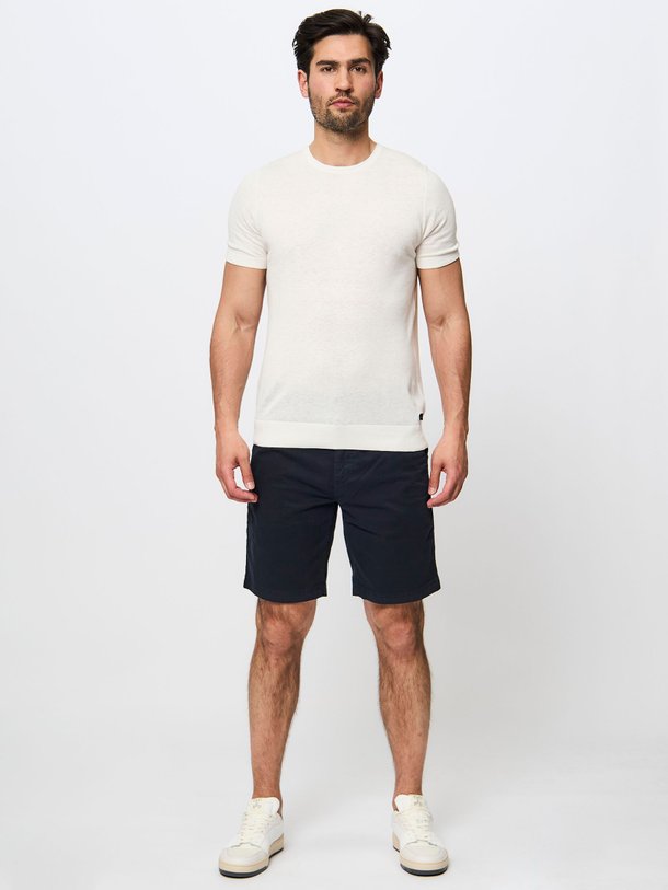 Ontdek de Kend katoenmix chino short van Drykorn in de kleur donkerblauw bij Orangebag. Op werkdagen voor 21:45 besteld, morgen in huis.