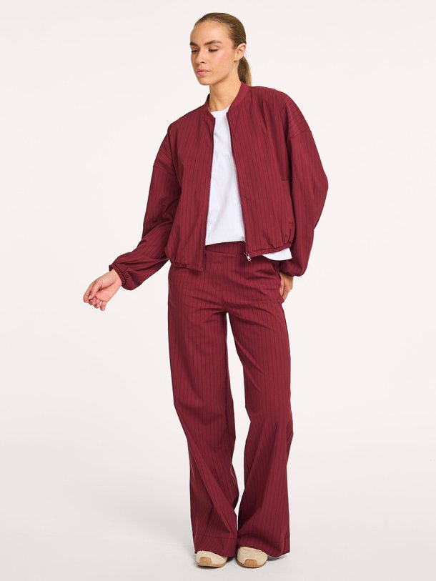 Ontdek de Luz heavy travel jersey krijtstreep broek van Studio Anneloes in de kleur bordeauxrood bij Orangebag. Op werkdagen voor 21:45 besteld, morgen in huis.