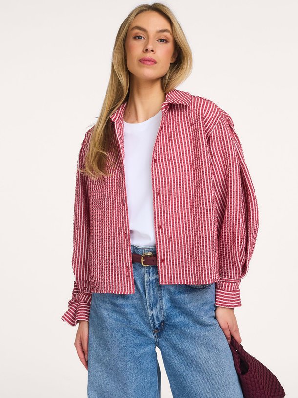 Ontdek de Ivara geweven seersucker blouse van Studio Anneloes in de kleur Rood bij Orangebag. Op werkdagen voor 21:45 besteld, morgen in huis.