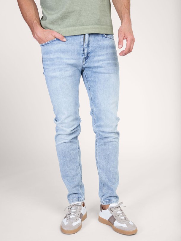 Ontdek de Ricc mid waist slim fit stretch jeans van Drykorn in de kleur lichtblauw bij Orangebag. Op werkdagen voor 21:45 besteld, morgen in huis.