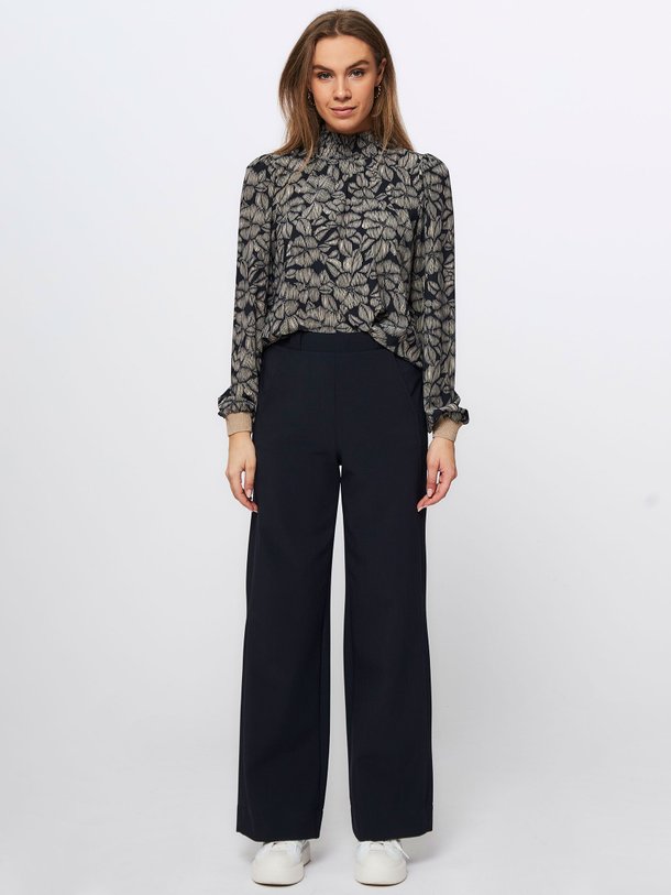 Ontdek de Mirte light travel jersey top met print van Studio Anneloes in de kleur donkerblauw bij Orangebag. Op werkdagen voor 21:45 besteld, morgen in huis.