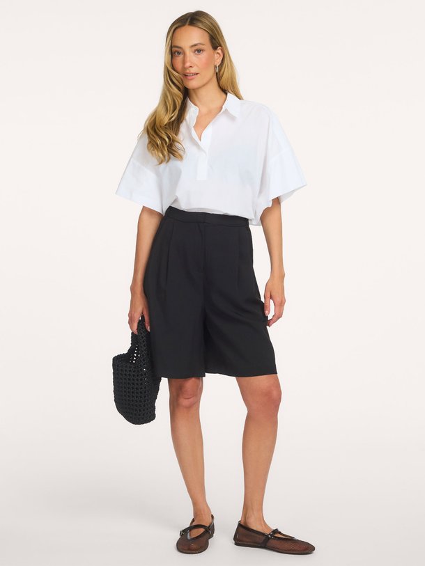 Ontdek de zwarte Neo Noir Nika Bermuda shorts bij Orangebag. Een stijlvolle short met een high waist en wijde pijpen voor een elegante zomerse look.