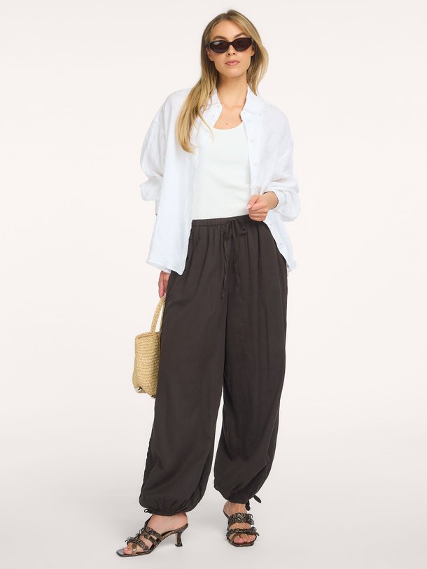 Ontdek de Elyse S Voile Balloon Pants van Neo Noir bij Orangebag. Een luchtige katoenen broek met een trendy silhouet. Perfect voor een zomerse look.