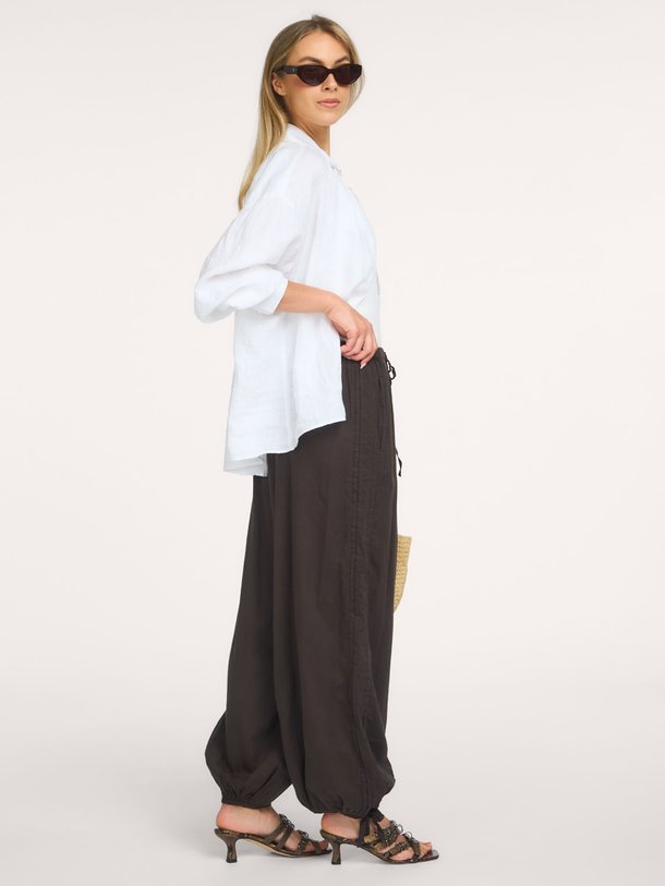 Ontdek de Elyse S Voile Balloon Pants van Neo Noir bij Orangebag. Een luchtige katoenen broek met een trendy silhouet. Perfect voor een zomerse look.