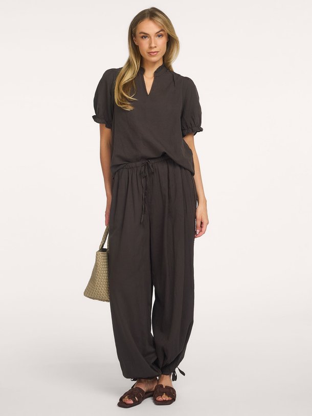 Ontdek de Elyse S Voile Balloon Pants van Neo Noir bij Orangebag. Een luchtige katoenen broek met een trendy silhouet. Perfect voor een zomerse look.