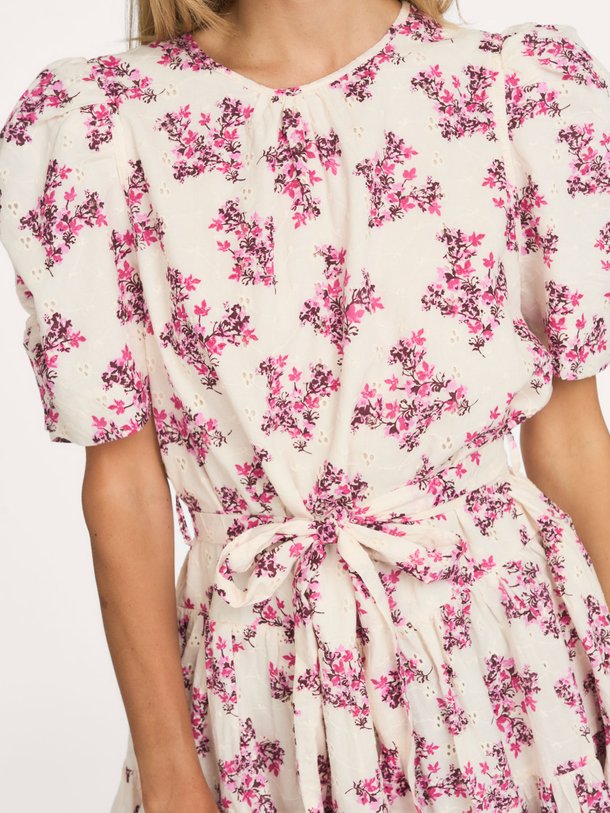 Neo Noir Annitas Starling Flower Dress online kopen | Orangebag Ontdek de romantische Neo Noir Annitas Starling Flower Dress bij Orangebag. Een prachtige katoenen jurk met bloemenprint en elegante pofmouwen.
