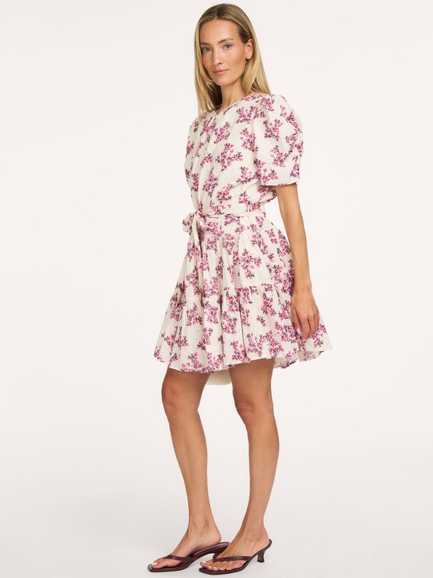 Neo Noir Annitas Starling Flower Dress online kopen | Orangebag Ontdek de romantische Neo Noir Annitas Starling Flower Dress bij Orangebag. Een prachtige katoenen jurk met bloemenprint en elegante pofmouwen.