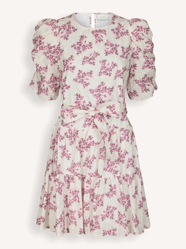 Neo Noir Annitas Starling Flower Dress online kopen | Orangebag Ontdek de romantische Neo Noir Annitas Starling Flower Dress bij Orangebag. Een prachtige katoenen jurk met bloemenprint en elegante pofmouwen.