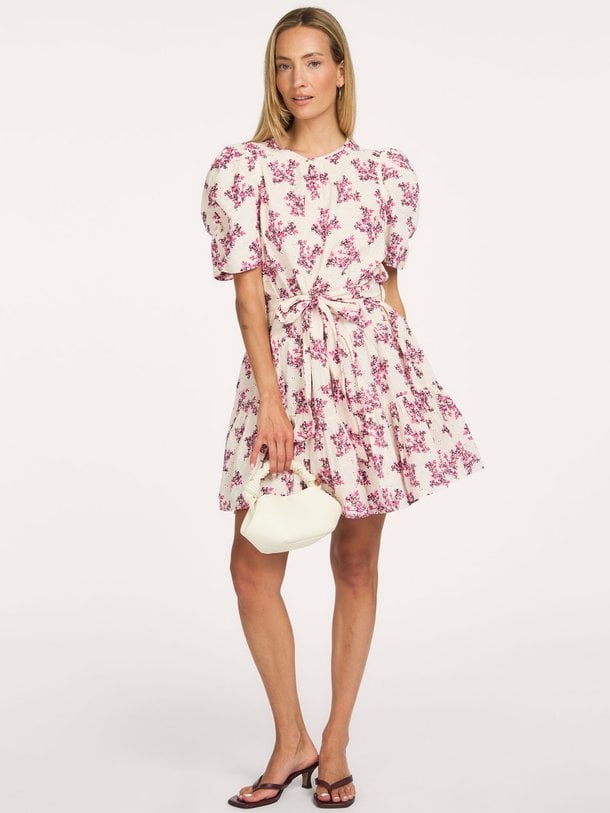 Neo Noir Annitas Starling Flower Dress online kopen | Orangebag Ontdek de romantische Neo Noir Annitas Starling Flower Dress bij Orangebag. Een prachtige katoenen jurk met bloemenprint en elegante pofmouwen.