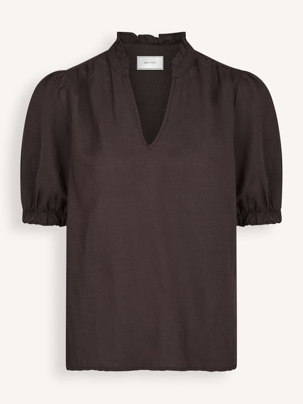 Shop de Neo Noir Odesa Linen Blouse bij Orangebag. Een tijdloze zwarte top met elegante pofmouwen en een flatterende V-hals. Perfect voor elke gelegenheid.