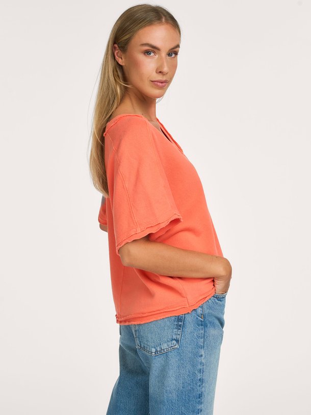 Shop de American Vintage VIBTOWN bij Orangebag. Dit koraalrode T-shirt van 100% katoen heeft een relaxte pasvorm en een stijlvolle V-hals. Ontdek het nu!
