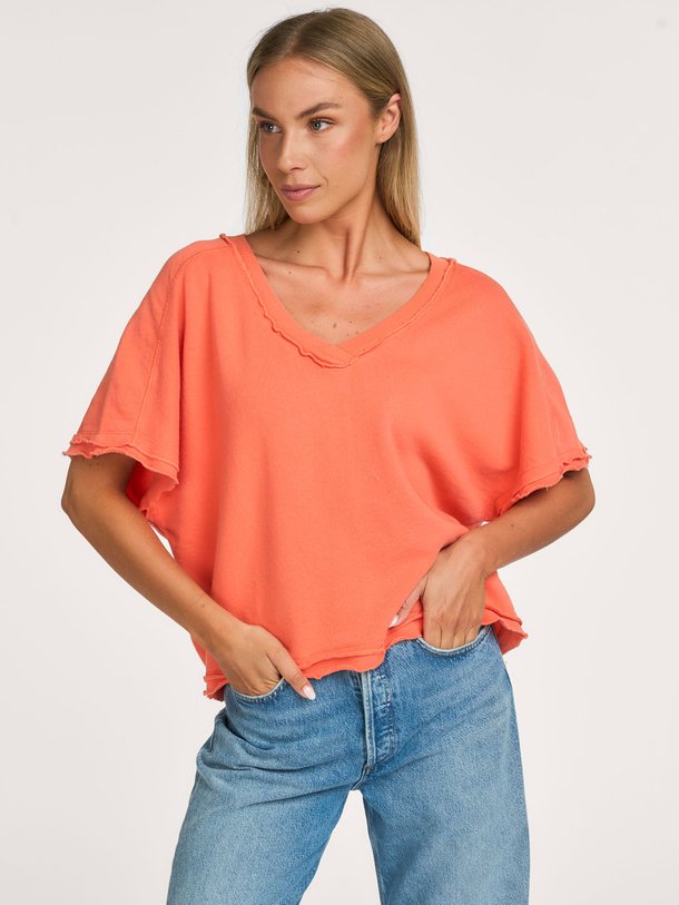 Shop de American Vintage VIBTOWN bij Orangebag. Dit koraalrode T-shirt van 100% katoen heeft een relaxte pasvorm en een stijlvolle V-hals. Ontdek het nu!