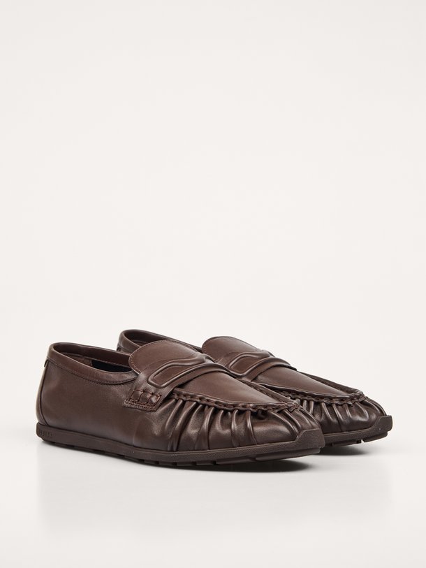 Nubikk Riley Mio (L) online kopen | Orangebag Ontdek de Nubikk Riley Mio (L) loafers in donkerbruin leer. Deze stijlvolle instappers combineren comfort met een luxe uitstraling. Shop nu bij Orangebag.