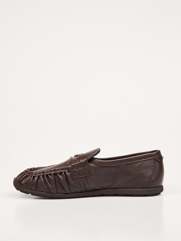 Nubikk Riley Mio (L) online kopen | Orangebag Ontdek de Nubikk Riley Mio (L) loafers in donkerbruin leer. Deze stijlvolle instappers combineren comfort met een luxe uitstraling. Shop nu bij Orangebag.