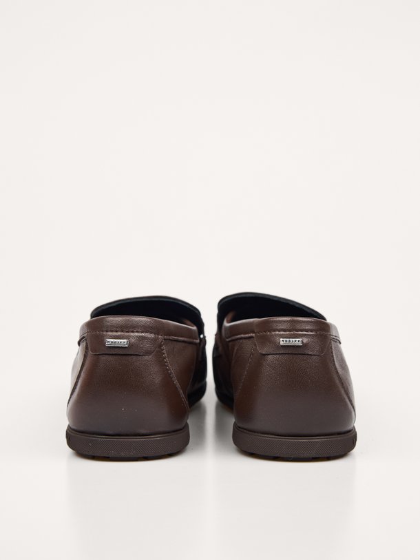 Nubikk Riley Mio (L) online kopen | Orangebag Ontdek de Nubikk Riley Mio (L) loafers in donkerbruin leer. Deze stijlvolle instappers combineren comfort met een luxe uitstraling. Shop nu bij Orangebag.