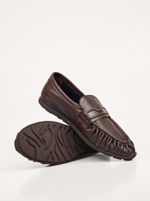 Nubikk Riley Mio (L) online kopen | Orangebag Ontdek de Nubikk Riley Mio (L) loafers in donkerbruin leer. Deze stijlvolle instappers combineren comfort met een luxe uitstraling. Shop nu bij Orangebag.