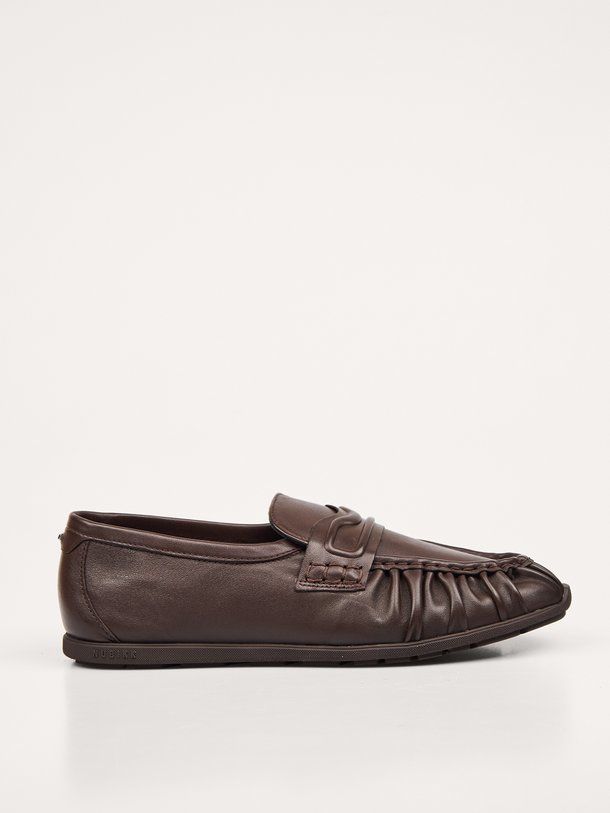 Nubikk Riley Mio (L) online kopen | Orangebag Ontdek de Nubikk Riley Mio (L) loafers in donkerbruin leer. Deze stijlvolle instappers combineren comfort met een luxe uitstraling. Shop nu bij Orangebag.