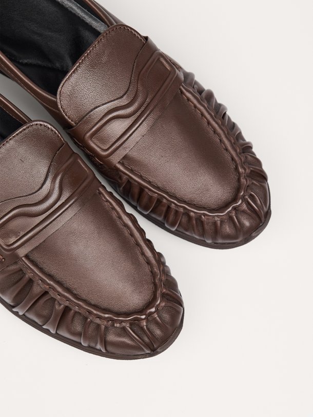 Nubikk Riley Mio (L) online kopen | Orangebag Ontdek de Nubikk Riley Mio (L) loafers in donkerbruin leer. Deze stijlvolle instappers combineren comfort met een luxe uitstraling. Shop nu bij Orangebag.