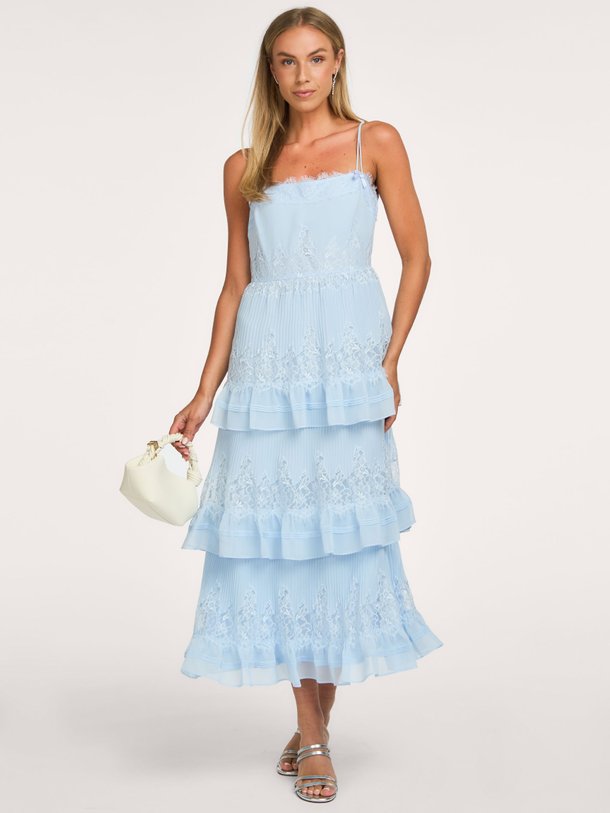Ontdek de CHIFFON LACE TIERED MIDI DRESS van Self Portrait bij Orangebag. Een elegante lichtblauwe jurk met verfijnd kant en een zwierige gelaagde rok.