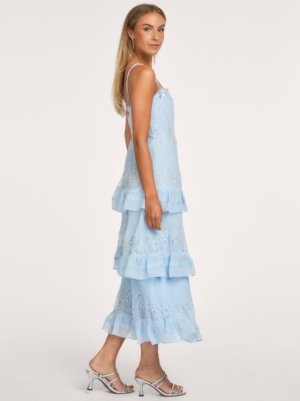 Ontdek de CHIFFON LACE TIERED MIDI DRESS van Self Portrait bij Orangebag. Een elegante lichtblauwe jurk met verfijnd kant en een zwierige gelaagde rok.