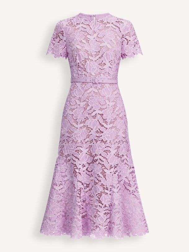 Ontdek de prachtige lila LACE MIDI DRESS van Self Portrait bij Orangebag. Een elegante kanten jurk met korte mouwen, perfect voor een bruiloft of party.