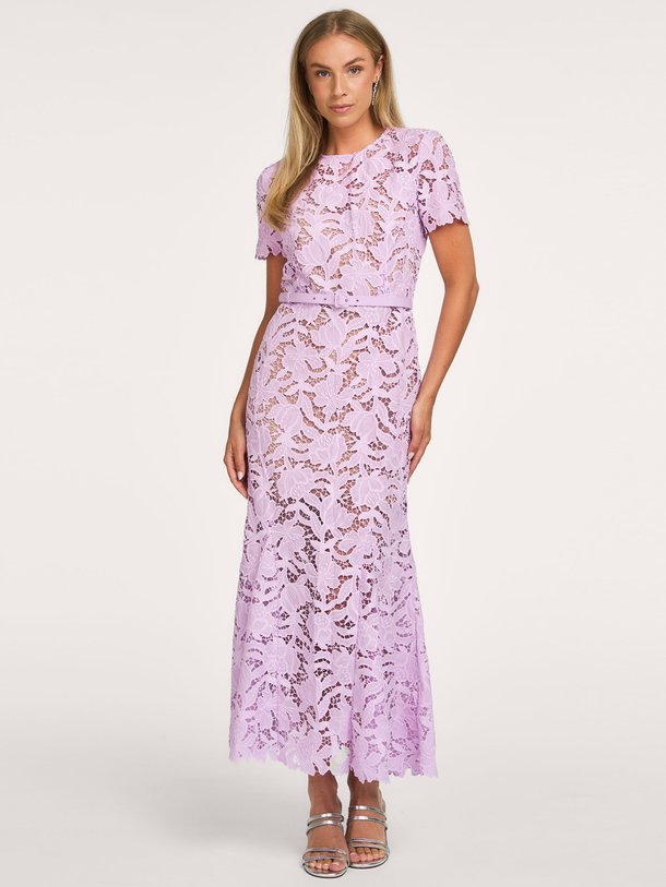 Ontdek de prachtige lila LACE MIDI DRESS van Self Portrait bij Orangebag. Een elegante kanten jurk met korte mouwen, perfect voor een bruiloft of party.