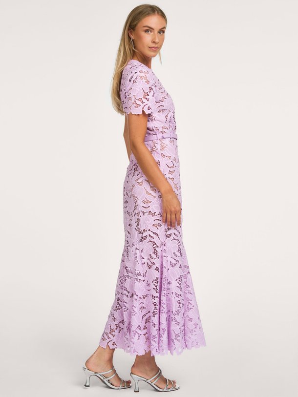Ontdek de prachtige lila LACE MIDI DRESS van Self Portrait bij Orangebag. Een elegante kanten jurk met korte mouwen, perfect voor een bruiloft of party.