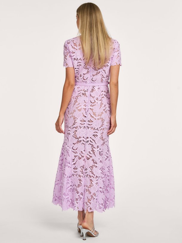 Ontdek de prachtige lila LACE MIDI DRESS van Self Portrait bij Orangebag. Een elegante kanten jurk met korte mouwen, perfect voor een bruiloft of party.