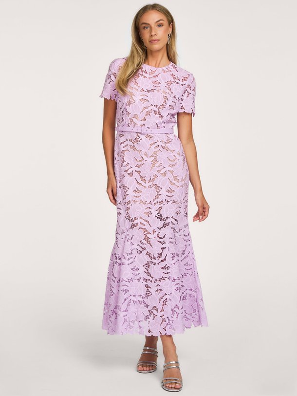 Ontdek de prachtige lila LACE MIDI DRESS van Self Portrait bij Orangebag. Een elegante kanten jurk met korte mouwen, perfect voor een bruiloft of party.