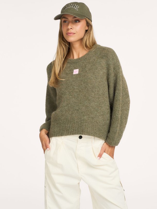 American Vintage EAST online kopen | Orangebag Ontdek de iconische American Vintage EAST trui in olijfgroen. Een heerlijk zachte knit met alpaca wol voor een tijdloze, oversized look. Shop nu bij Orangebag.