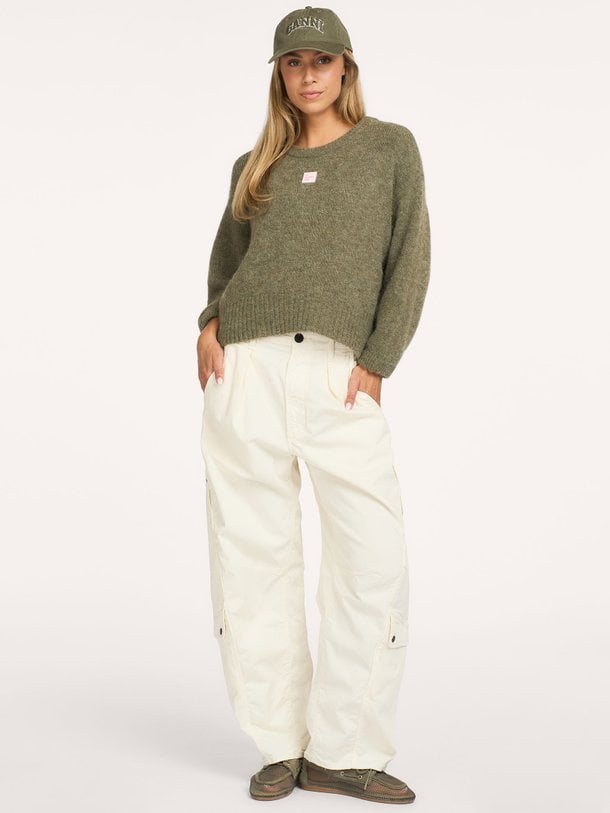 American Vintage EAST online kopen | Orangebag Ontdek de iconische American Vintage EAST trui in olijfgroen. Een heerlijk zachte knit met alpaca wol voor een tijdloze, oversized look. Shop nu bij Orangebag.