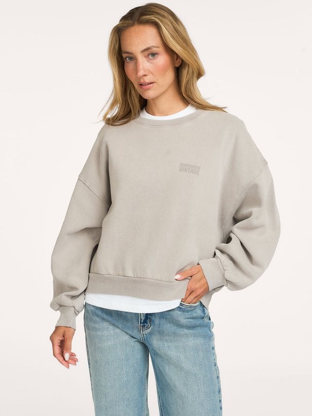 Shop de American Vintage JITBAY sweatshirt bij Orangebag. Een comfortabele basic met een losvallende pasvorm in een stijlvolle mauve kleur. Perfect voor elke dag.