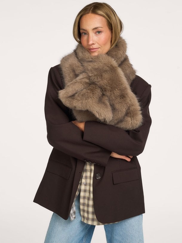 LOGAN FAUX FUR SCARF Logan, fake fur sjaal