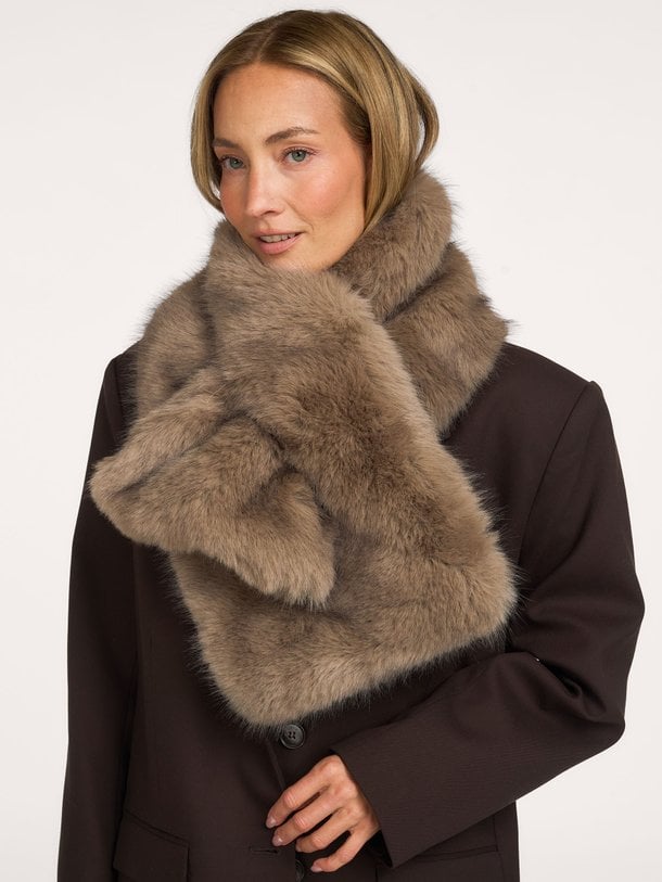 LOGAN FAUX FUR SCARF Logan, fake fur sjaal