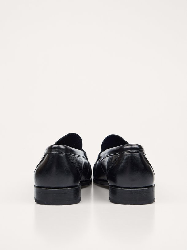 Ontdek de Posa Penny Loafer Wrinkle in zwart leer bij Orangebag. Een tijdloze klassieker met een uniek rimpel-effect voor een moderne, stijlvolle twist.